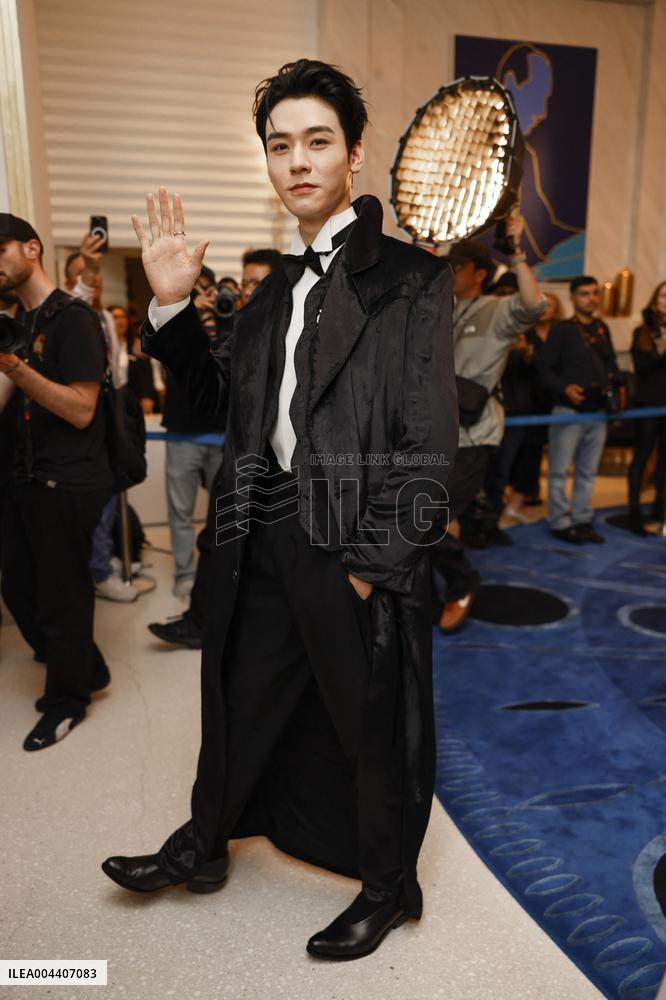 Simon Gong Jun is going to Hotel Martinez MP