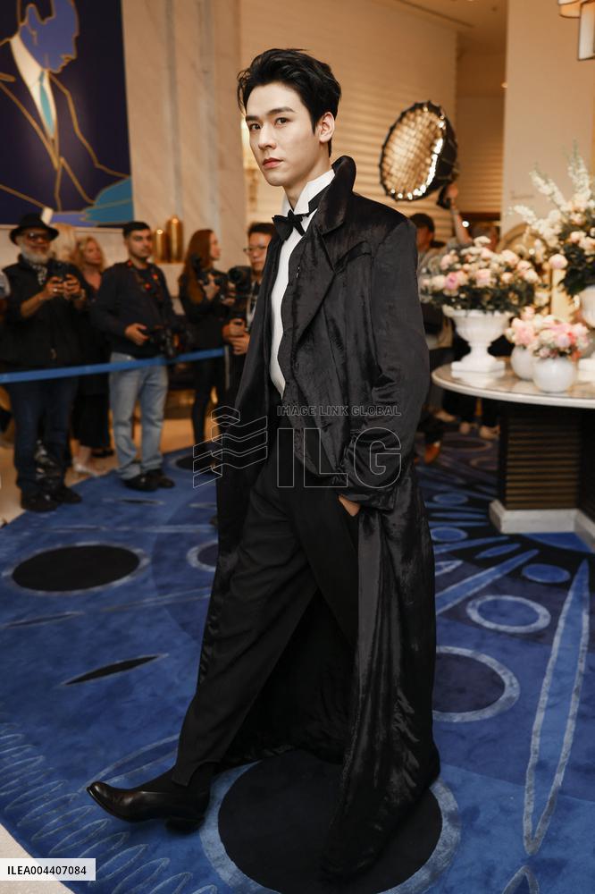 Simon Gong Jun is going to Hotel Martinez MP