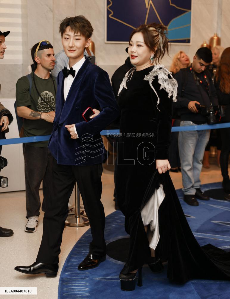 Lyu Yanting, Mo Han, Zheng Wang are going out Hotel Martinez MP