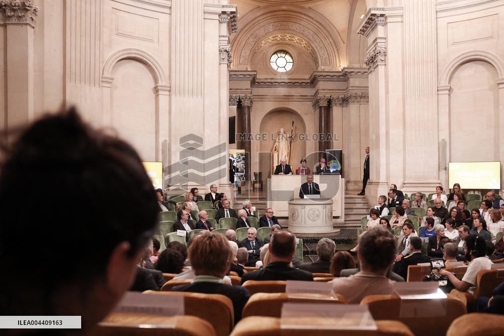 Francois Bayrou at 30th anniversary of the programme " La main a la pate " - Paris