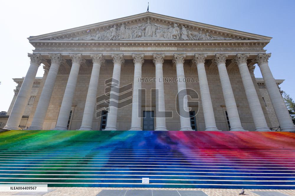 Art installation Echo by Elsa Tomkowiak at the National Assembly - Paris
