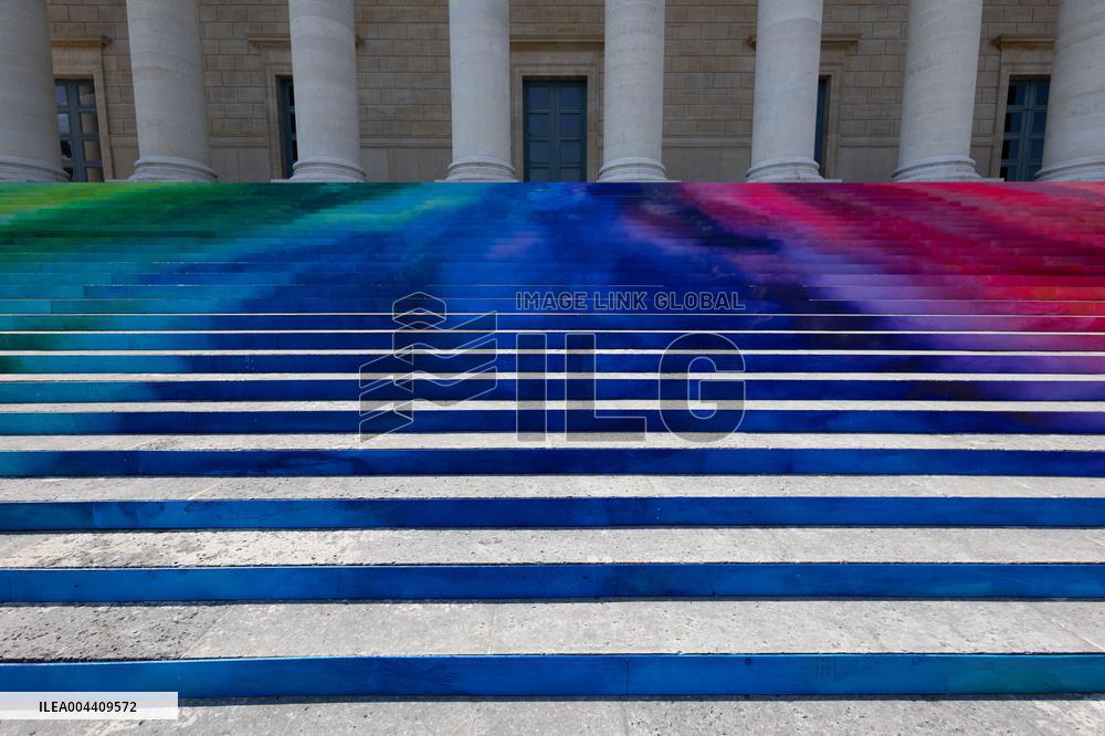 Art installation Echo by Elsa Tomkowiak at the National Assembly - Paris