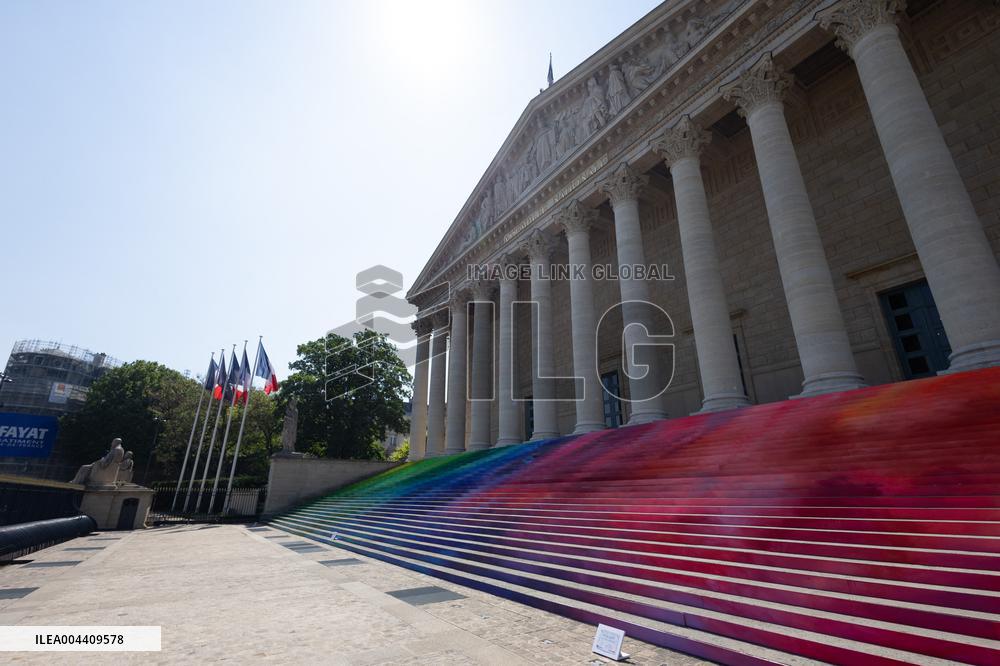 Art installation Echo by Elsa Tomkowiak at the National Assembly - Paris