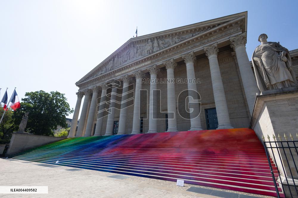 Art installation Echo by Elsa Tomkowiak at the National Assembly - Paris