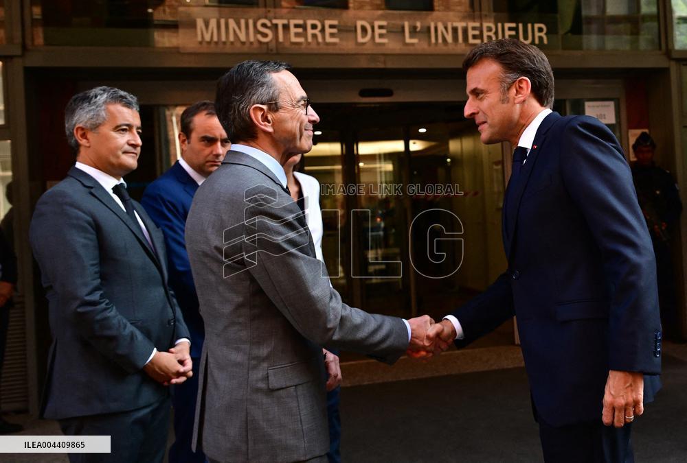 Emmanuel Macron visite l'Etat major interministériel de lutte contre la criminalité organisée (EMCO), à Nanterre