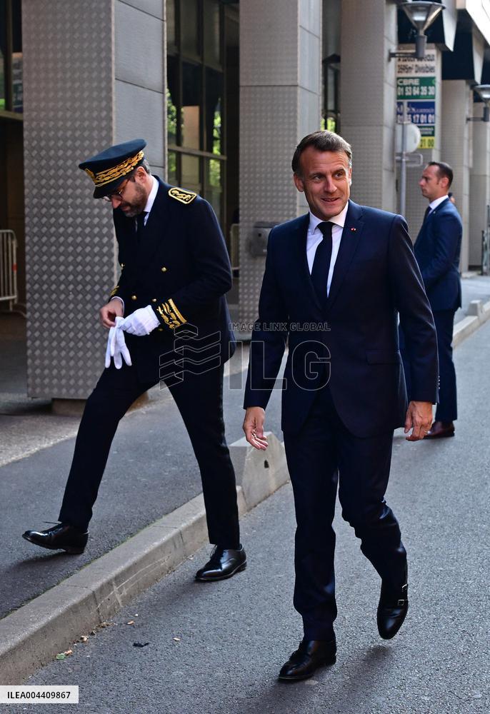 Emmanuel Macron visite l'Etat major interministériel de lutte contre la criminalité organisée (EMCO), à Nanterre