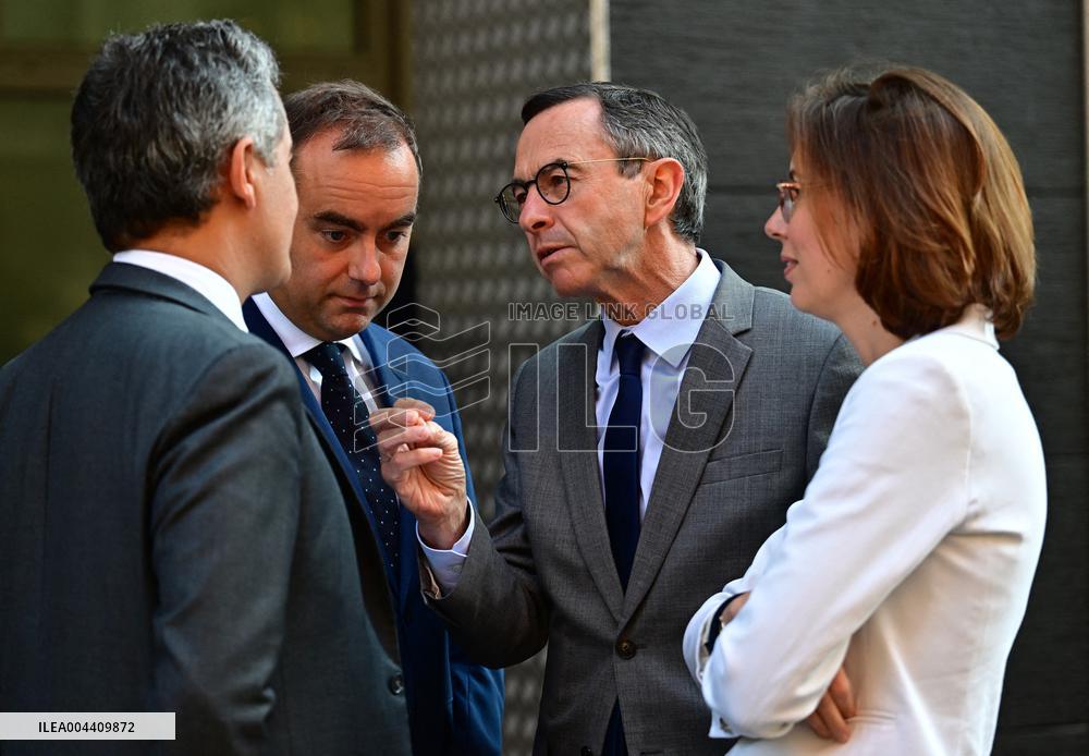 Emmanuel Macron visite l'Etat major interministériel de lutte contre la criminalité organisée (EMCO), à Nanterre