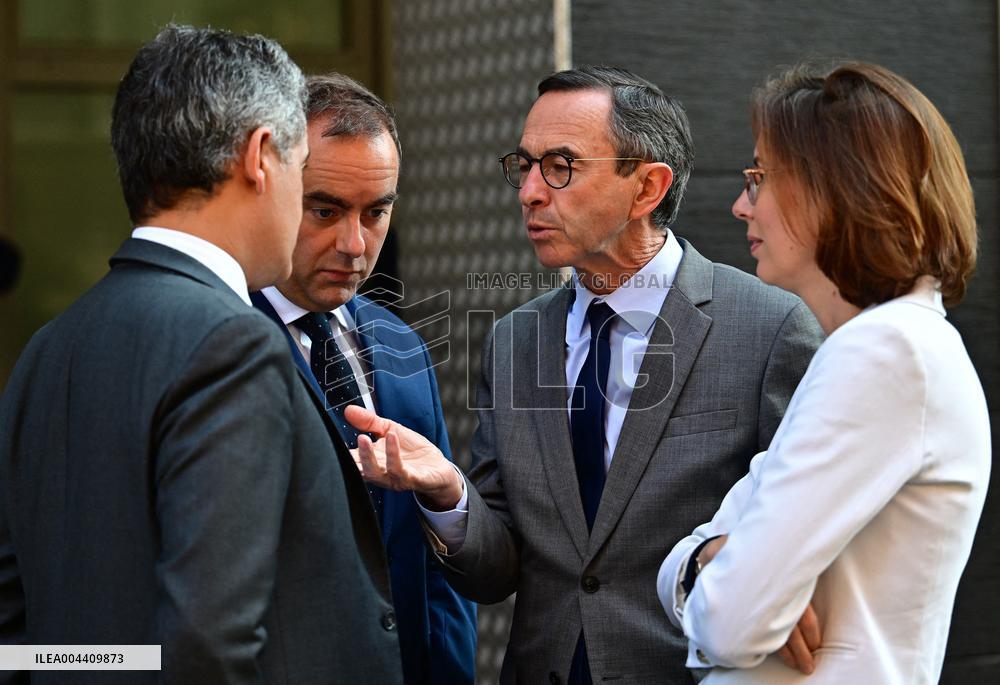 Emmanuel Macron visite l'Etat major interministériel de lutte contre la criminalité organisée (EMCO), à Nanterre