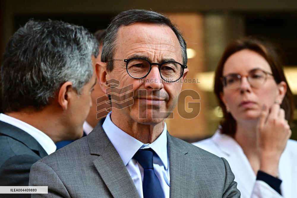 Emmanuel Macron visite l'Etat major interministériel de lutte contre la criminalité organisée (EMCO), à Nanterre