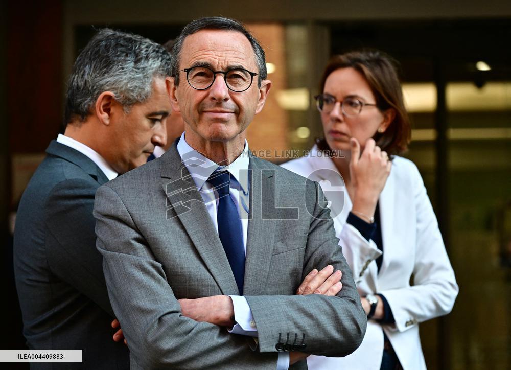 Emmanuel Macron visite l'Etat major interministériel de lutte contre la criminalité organisée (EMCO), à Nanterre