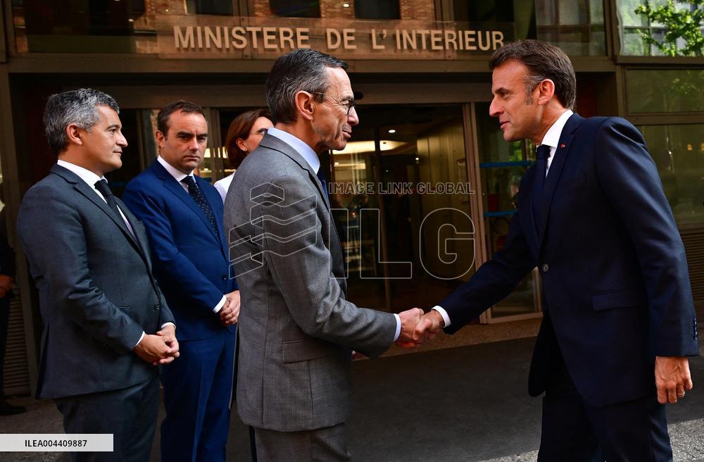 Emmanuel Macron visite l'Etat major interministériel de lutte contre la criminalité organisée (EMCO), à Nanterre