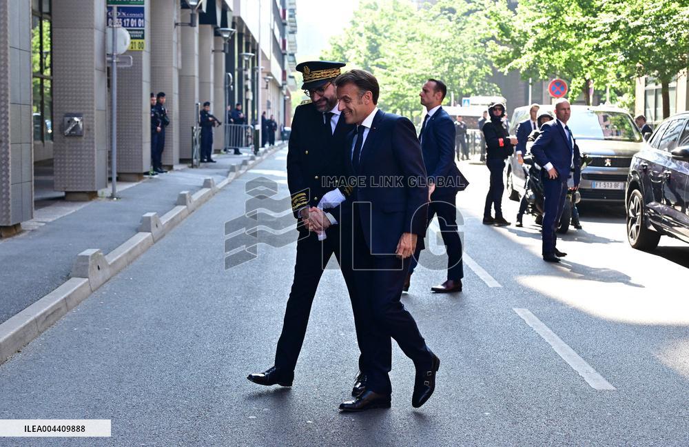 Emmanuel Macron visite l'Etat major interministériel de lutte contre la criminalité organisée (EMCO), à Nanterre