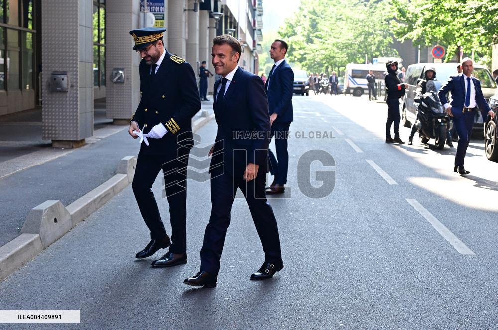 Emmanuel Macron visite l'Etat major interministériel de lutte contre la criminalité organisée (EMCO), à Nanterre