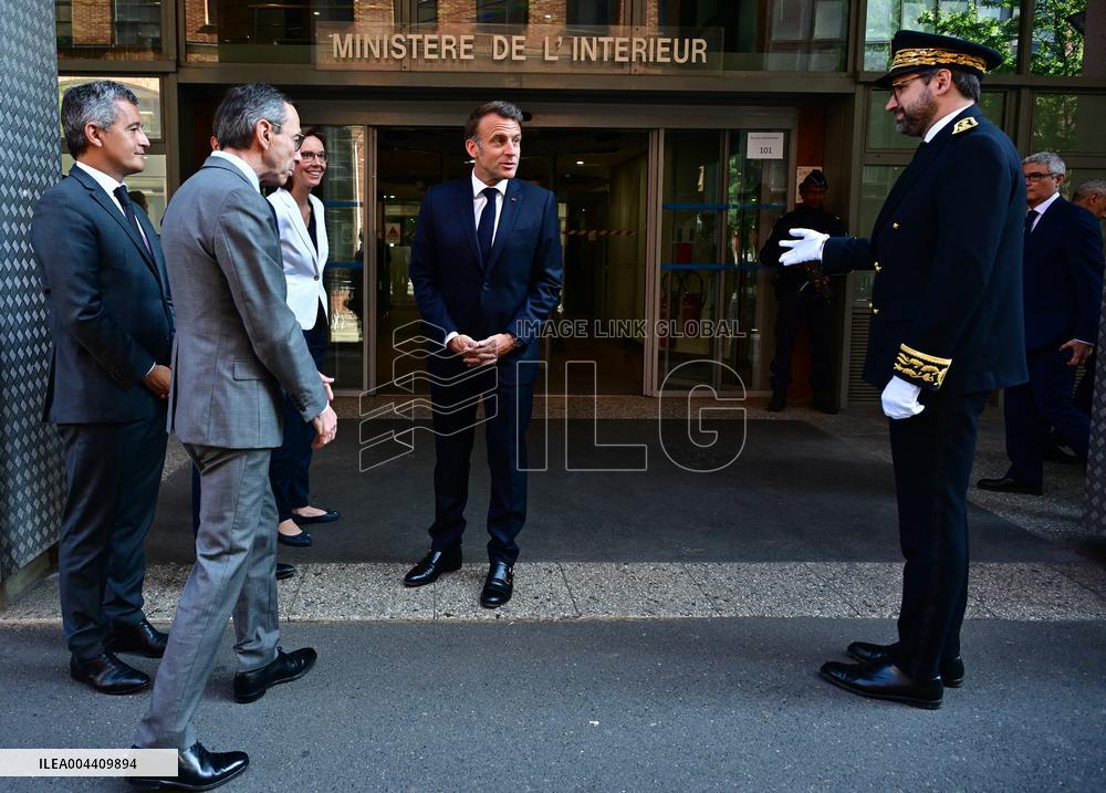 Emmanuel Macron visite l'Etat major interministériel de lutte contre la criminalité organisée (EMCO), à Nanterre