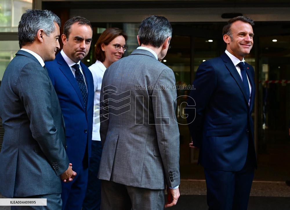 Emmanuel Macron visite l'Etat major interministériel de lutte contre la criminalité organisée (EMCO), à Nanterre