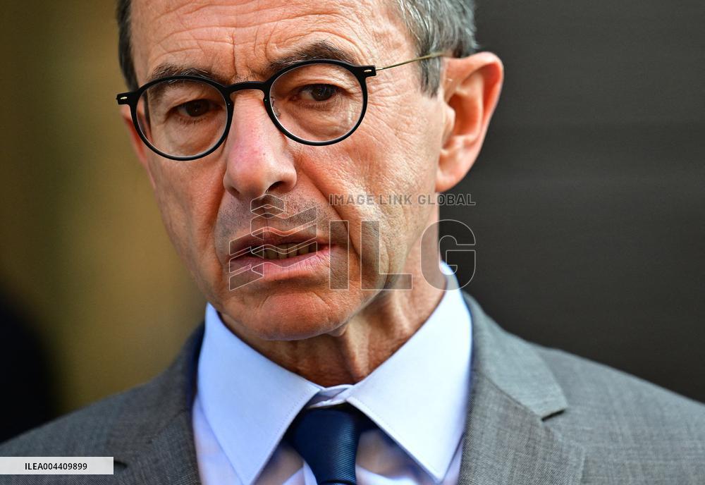 Emmanuel Macron visite l'Etat major interministériel de lutte contre la criminalité organisée (EMCO), à Nanterre