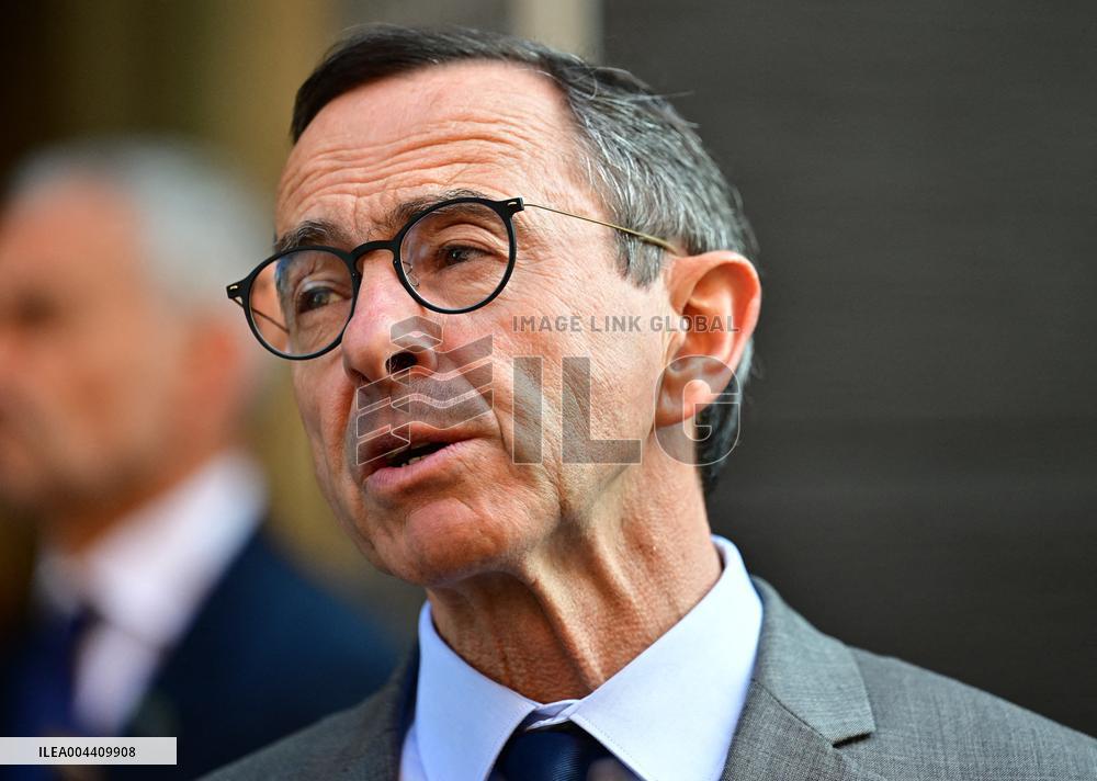 Emmanuel Macron visite l'Etat major interministériel de lutte contre la criminalité organisée (EMCO), à Nanterre