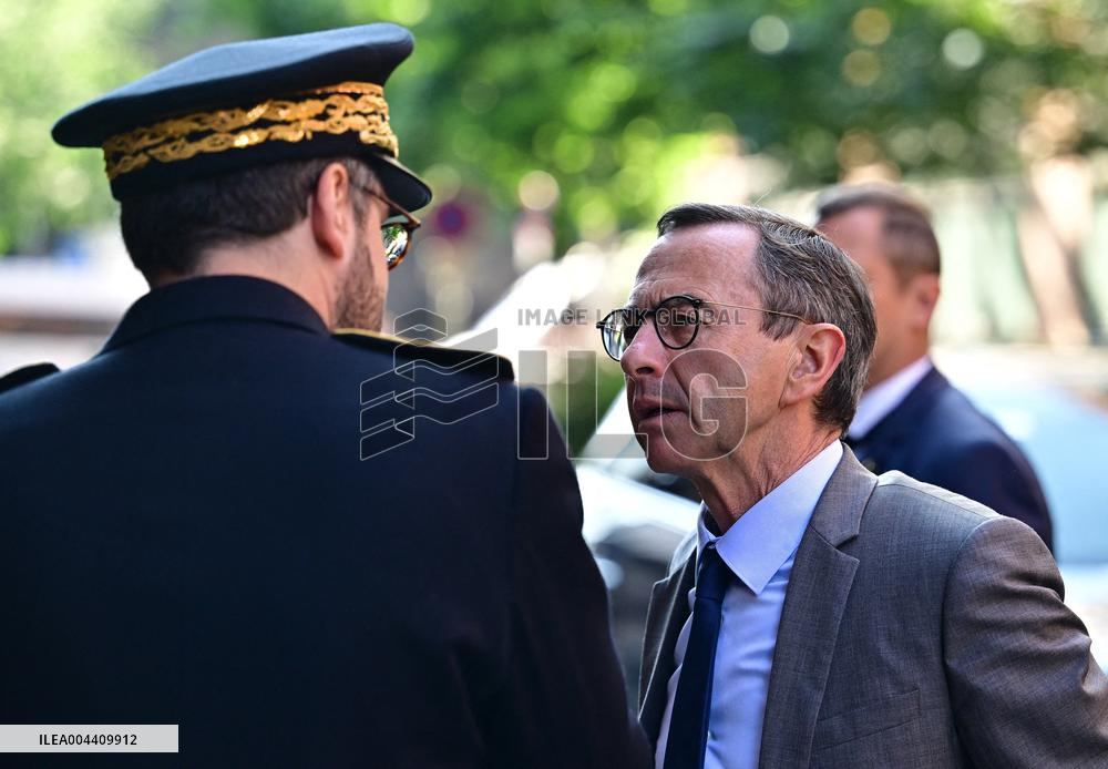 Emmanuel Macron visite l'Etat major interministériel de lutte contre la criminalité organisée (EMCO), à Nanterre