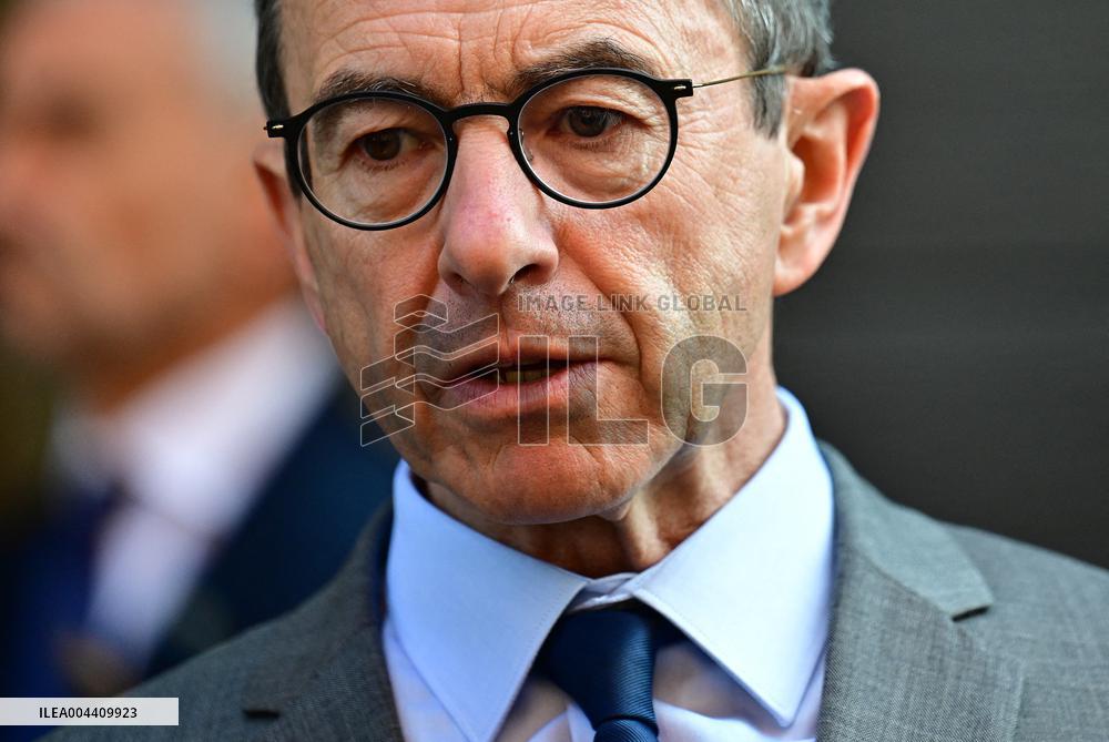 Emmanuel Macron visite l'Etat major interministériel de lutte contre la criminalité organisée (EMCO), à Nanterre