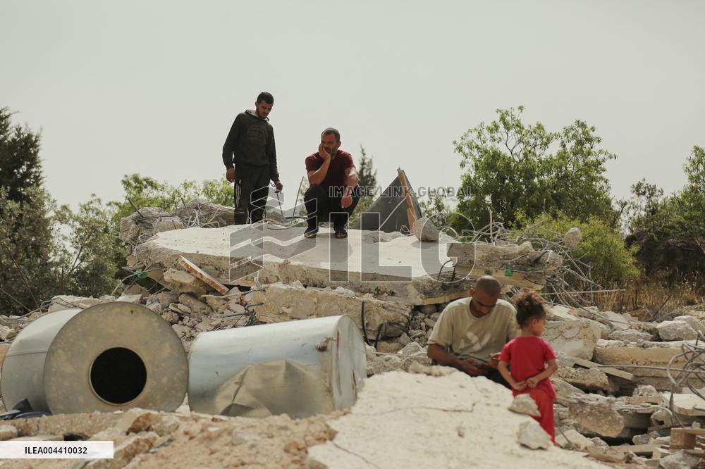 Israeli Forces Demolish Hebron Family's Home - Palestine