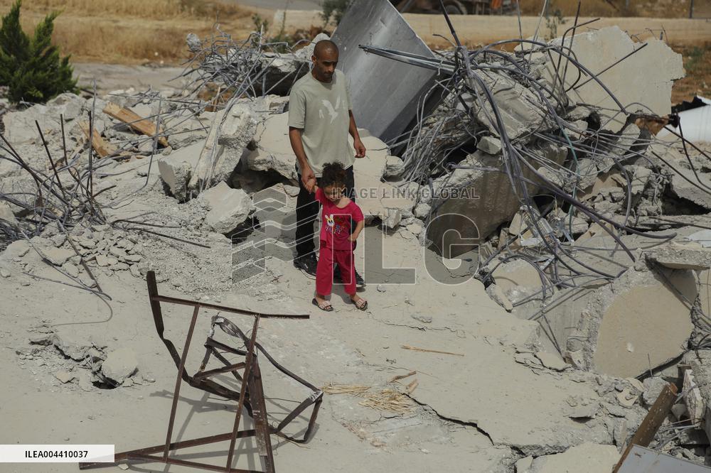 Israeli Forces Demolish Hebron Family's Home - Palestine
