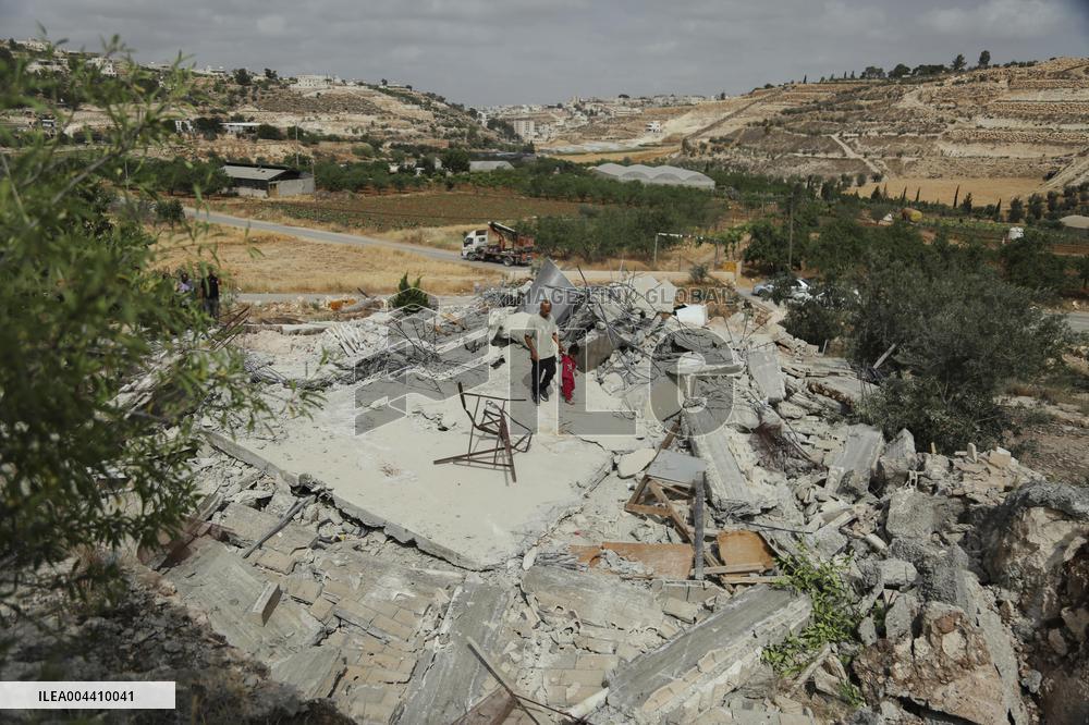 Israeli Forces Demolish Hebron Family's Home - Palestine