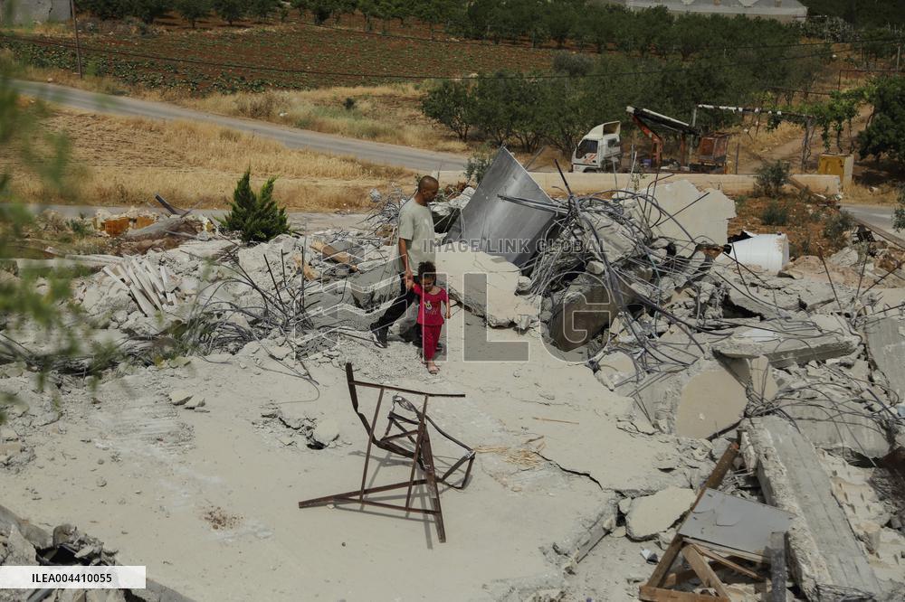 Israeli Forces Demolish Hebron Family's Home - Palestine