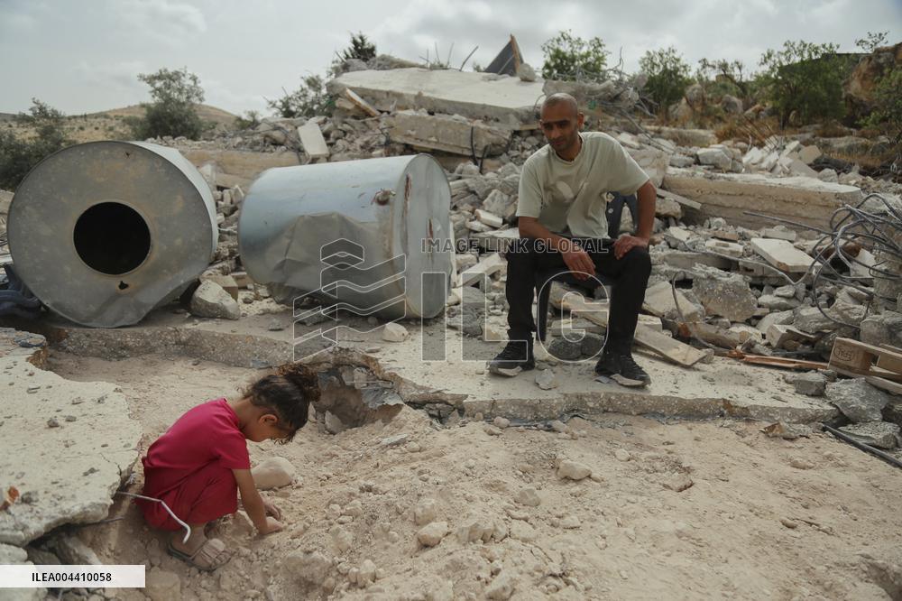 Israeli Forces Demolish Hebron Family's Home - Palestine