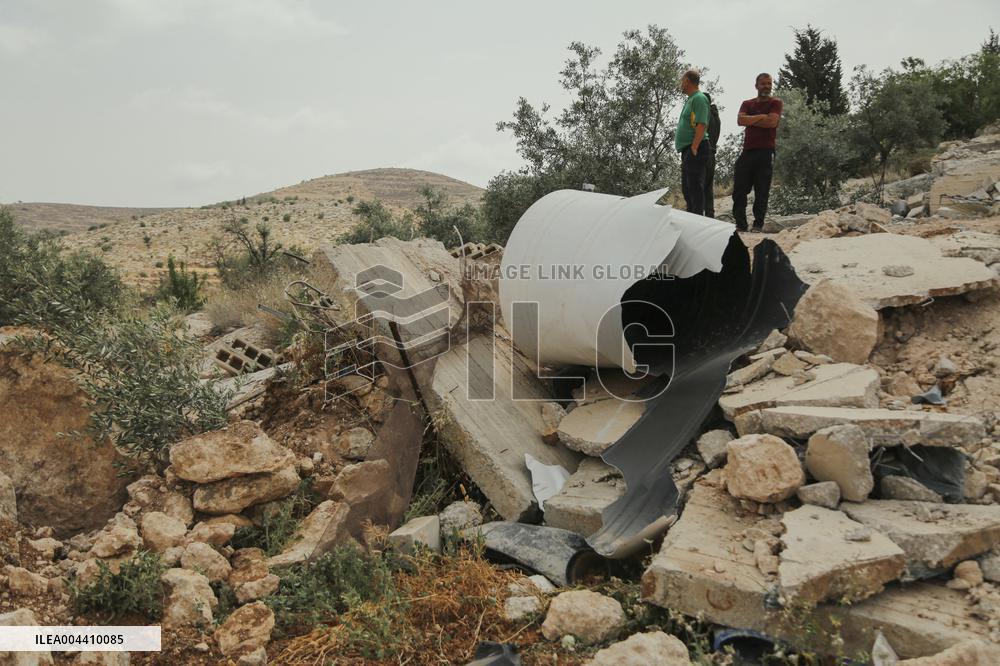 Israeli Forces Demolish Hebron Family's Home - Palestine