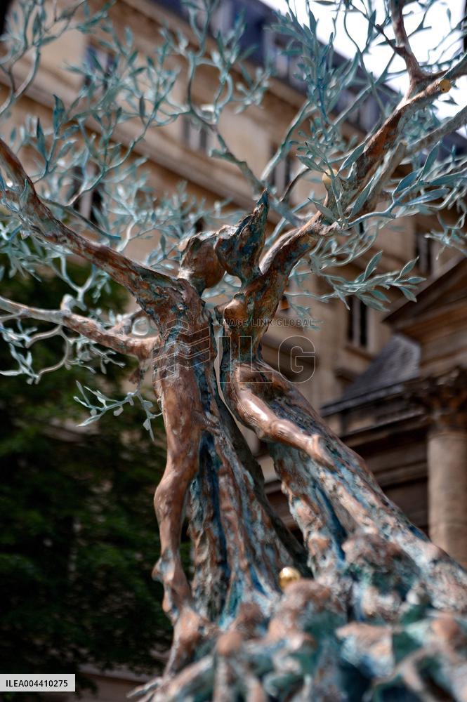 Vital Impulse - Andrea Roggi s Sculptures in Paris