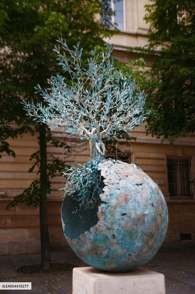 Vital Impulse - Andrea Roggi s Sculptures in Paris