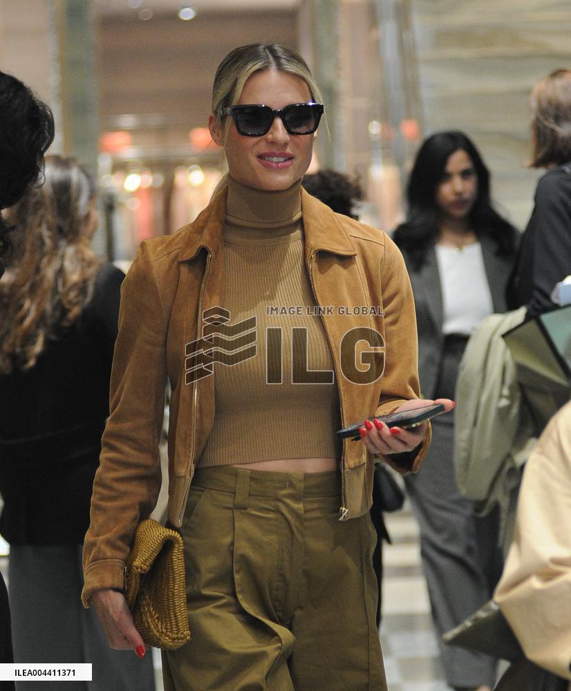 Michelle Hunziker Shopping - Milan