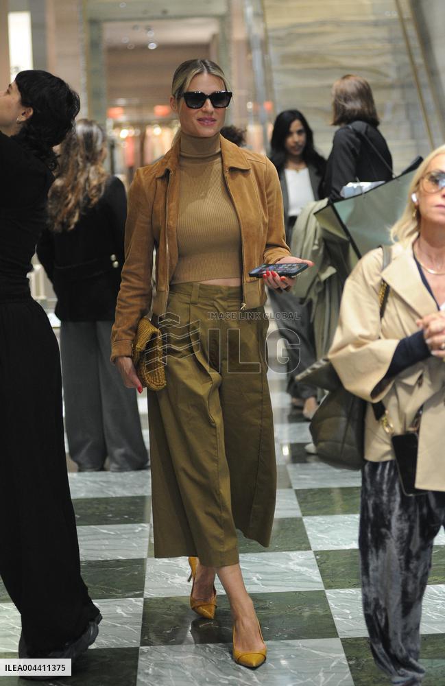 Michelle Hunziker Shopping - Milan