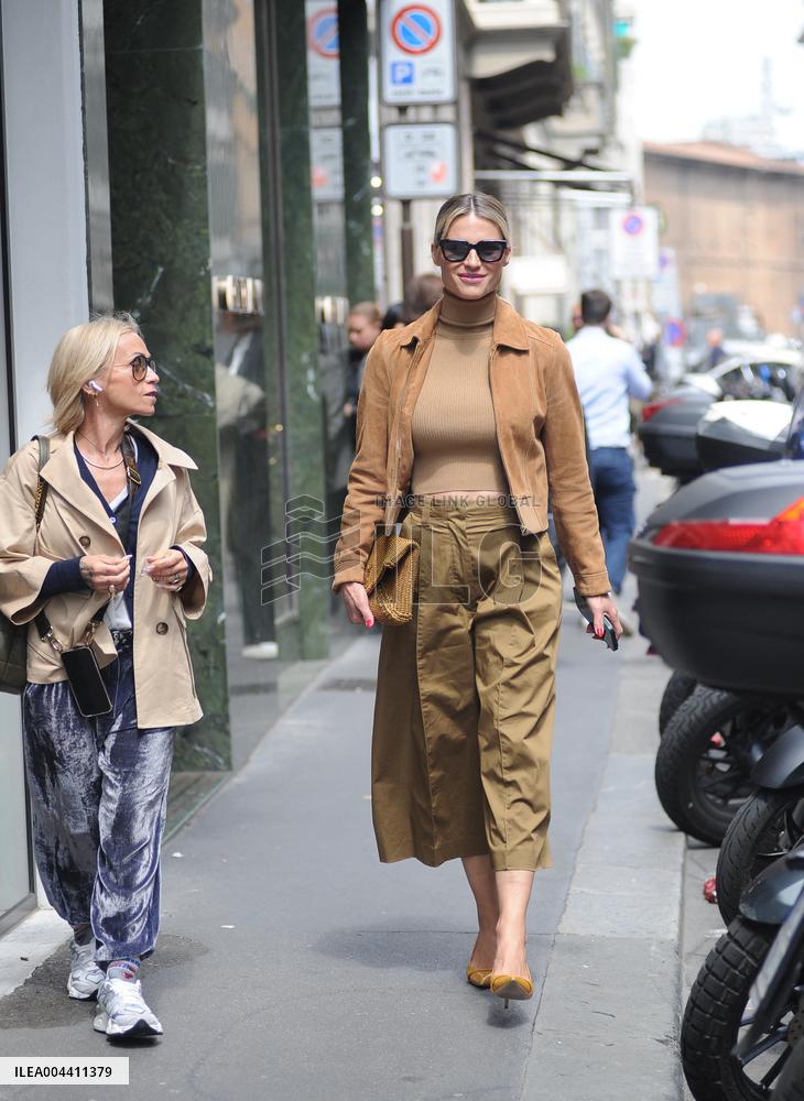 Michelle Hunziker Shopping - Milan