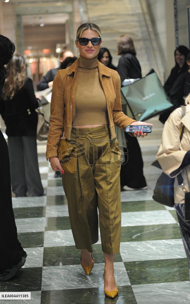 Michelle Hunziker Shopping - Milan