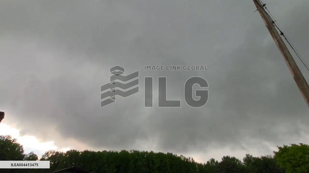 US: Rotating Wall Cloud Seen in Sky Over Tanner, Alabama