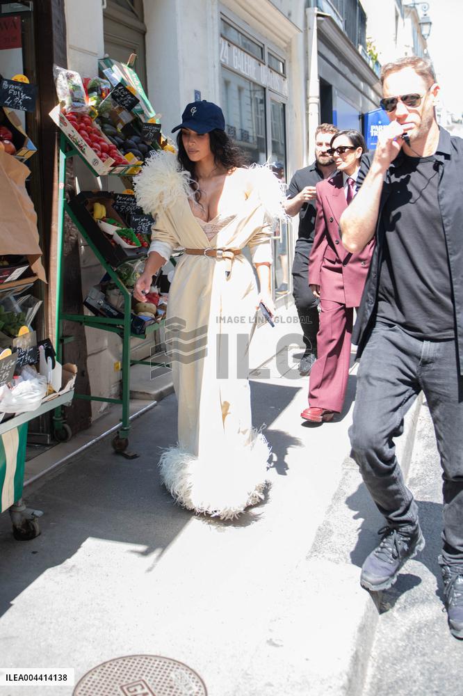 Kim Kardashian Shopping - Paris