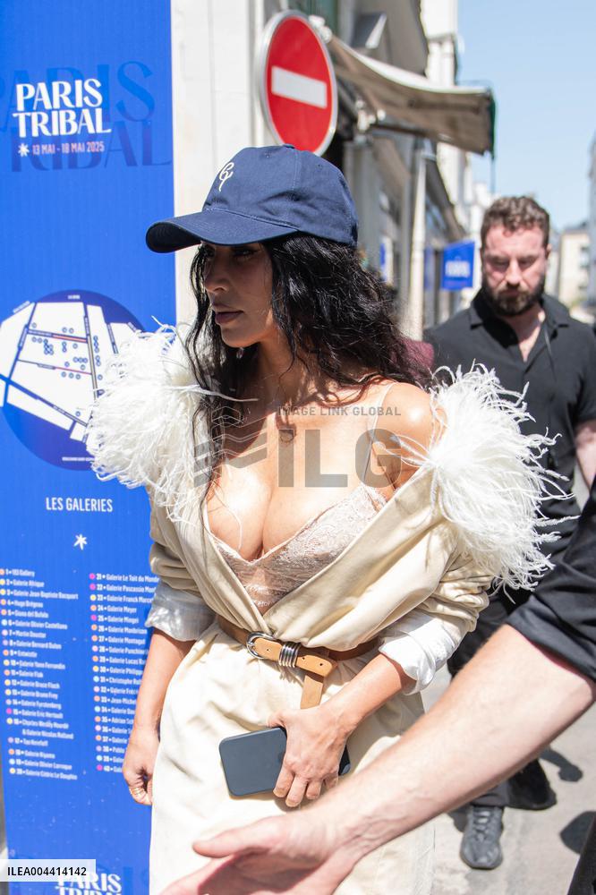 Kim Kardashian Shopping - Paris