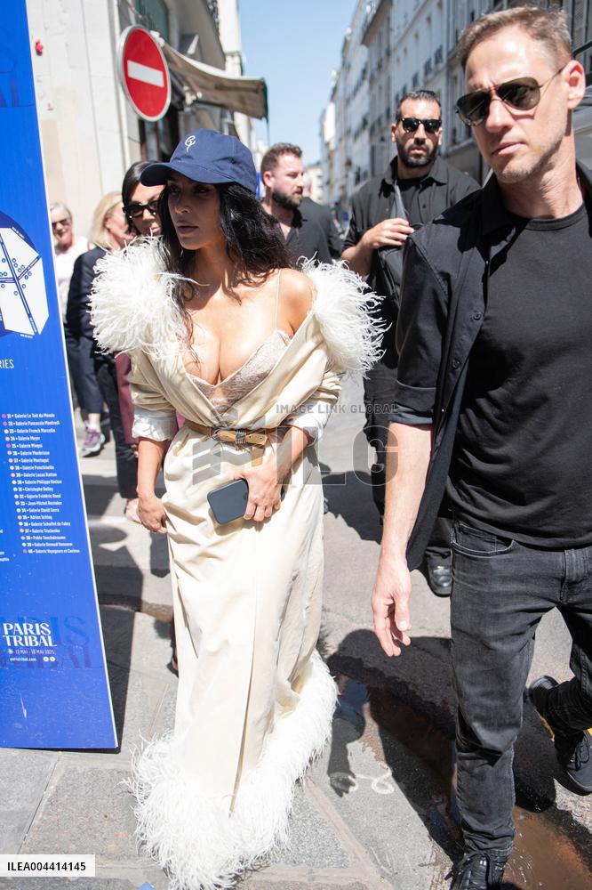 Kim Kardashian Shopping - Paris