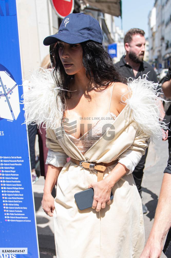 Kim Kardashian Shopping - Paris