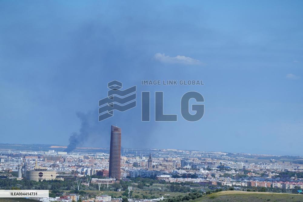 Fire in a factory in Alcala de Guadaira - Seville