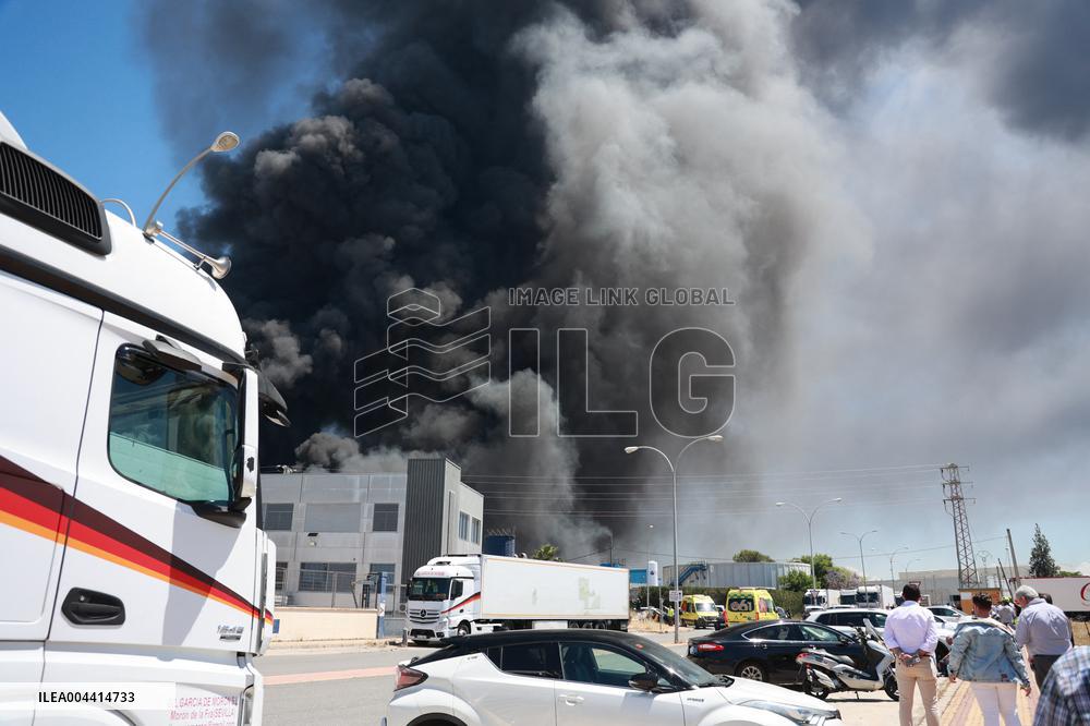 Fire in a factory in Alcala de Guadaira - Seville