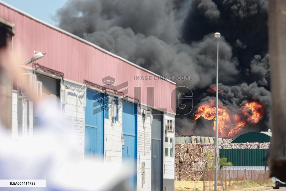 Fire in a factory in Alcala de Guadaira - Seville