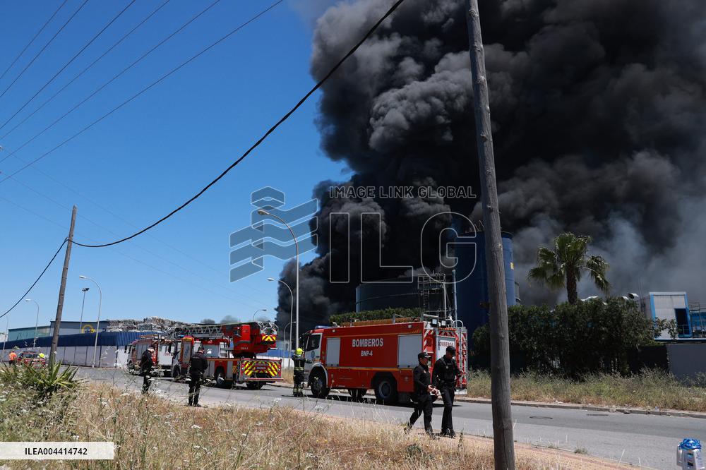 Fire in a factory in Alcala de Guadaira - Seville
