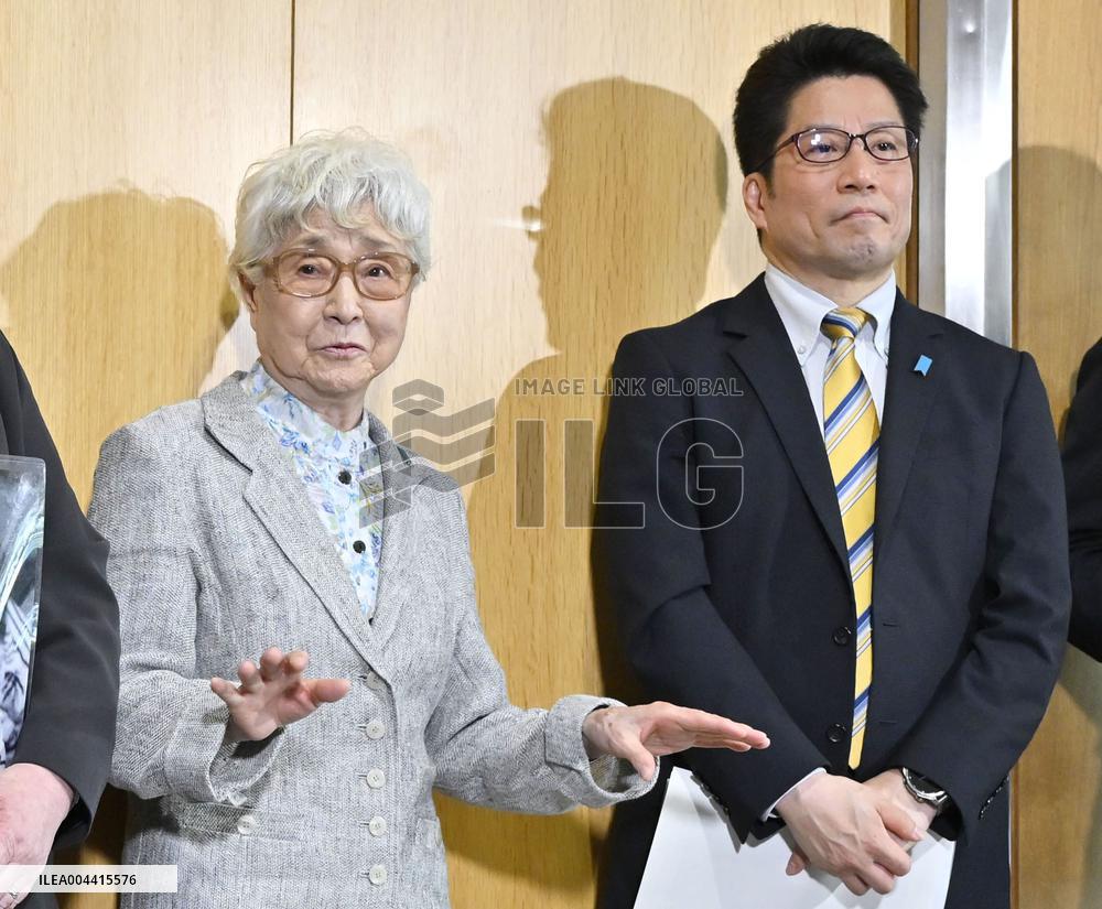 Relatives of abductees meet with new U.S. ambassador