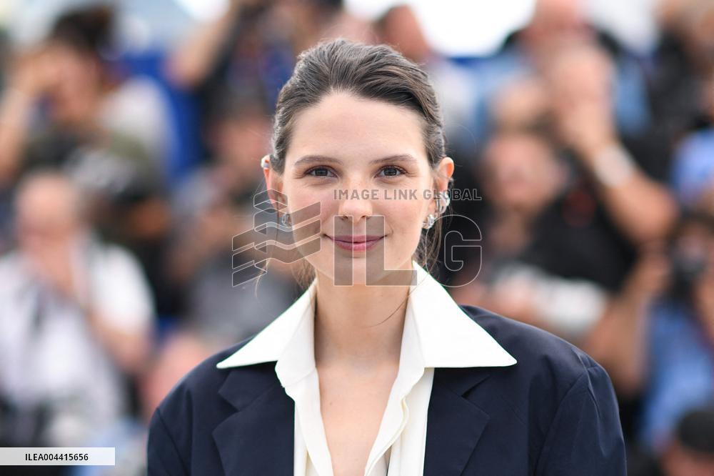 Cannes Qui Brille Au Combat Photocall AM
