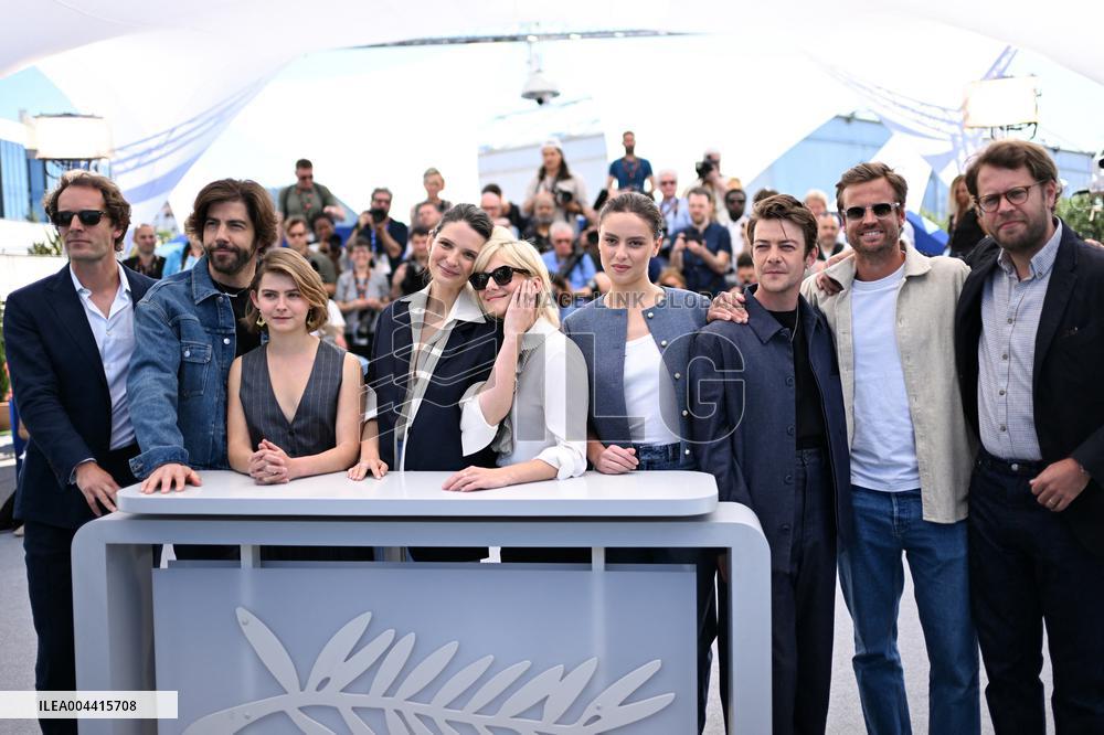 Cannes Qui Brille Au Combat Photocall AM