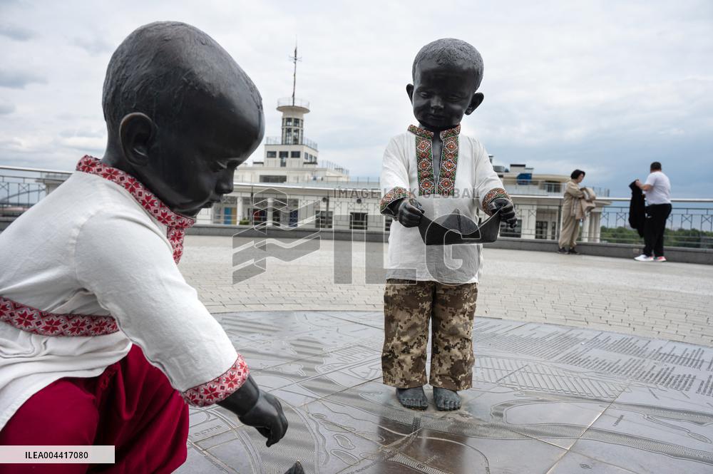 Statues of baby founders of Kyiv in vyshyvankas