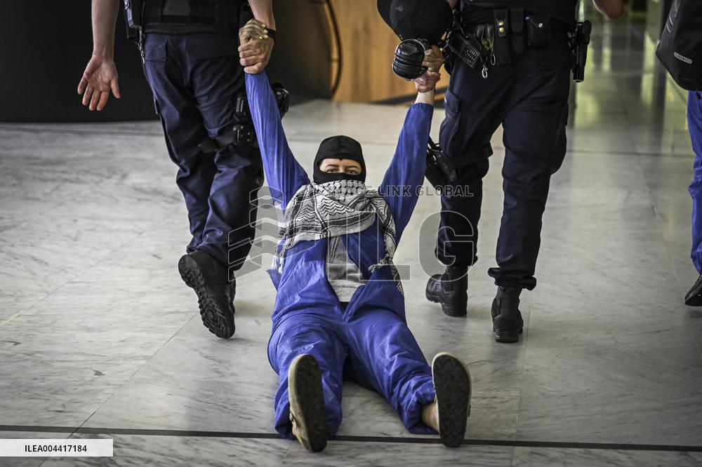 Protesters Occupy Maersk HQ - Rotterdam