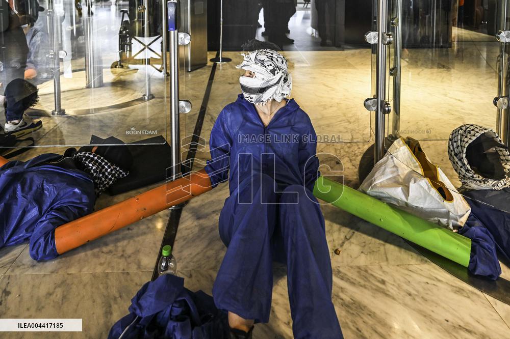 Protesters Occupy Maersk HQ - Rotterdam